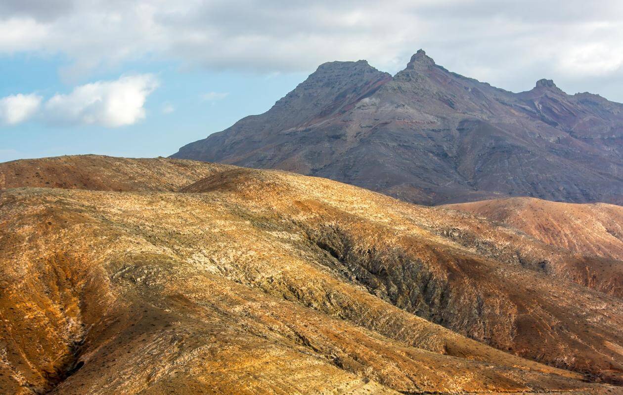 Paisaje con montañas grandes