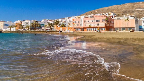 Playa con casas de fondo
