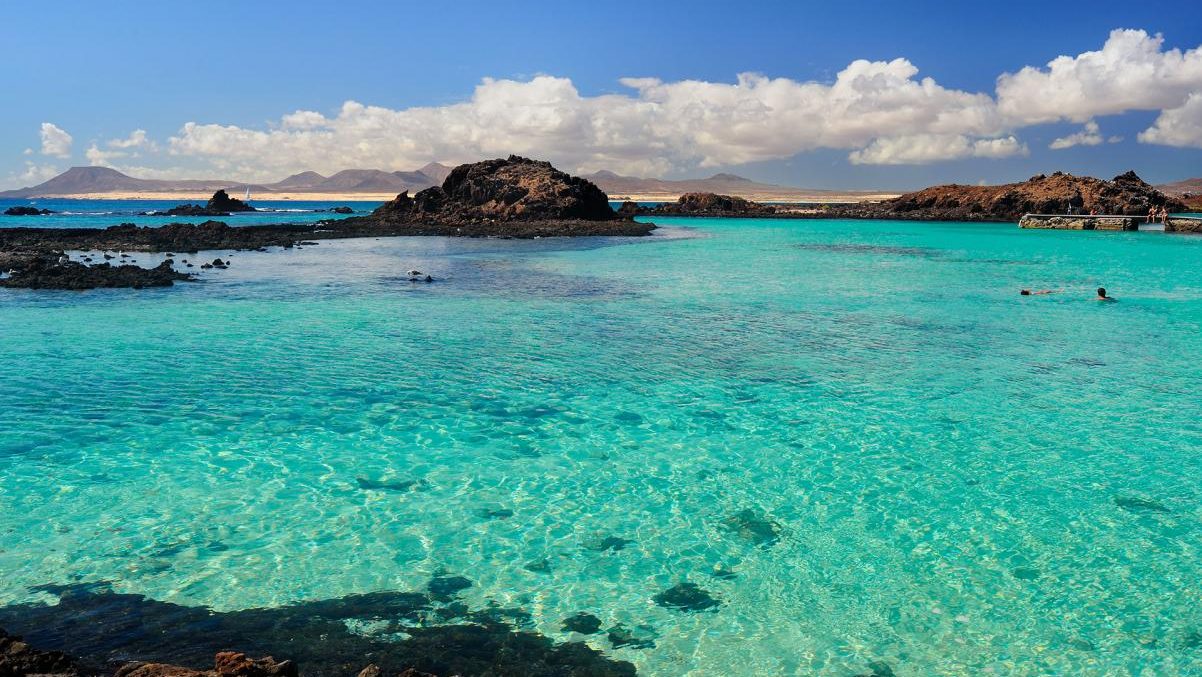 Playa con agua cristalina