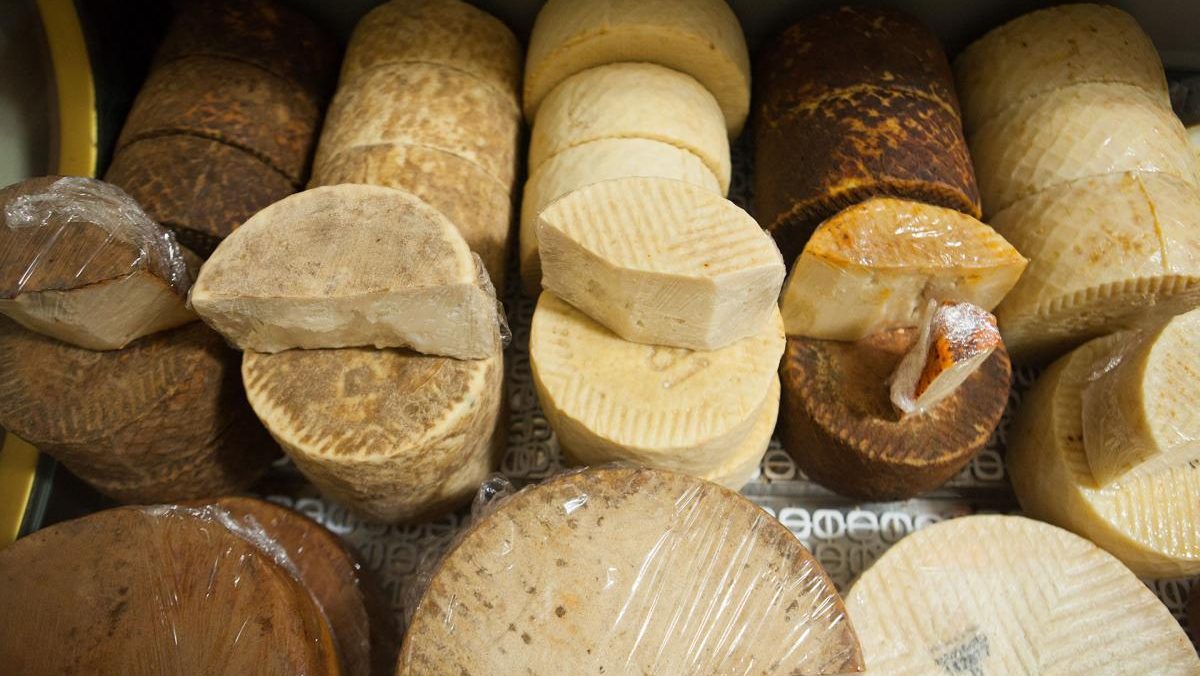 Quesos en una bodega