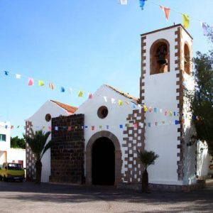 Iglesia de un pueblo con un campanario