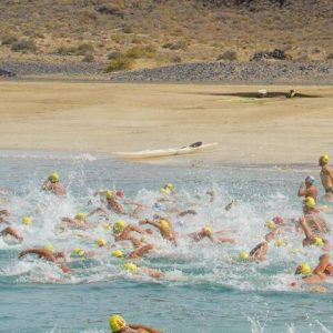 Personas nadando en mitad del mar