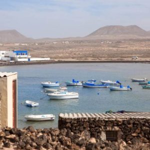 Puerto con unos pequeños botes atracados
