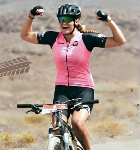 Una chica en una bicicleta euforica