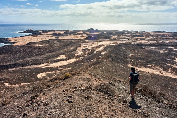 Persona bajando la montaña