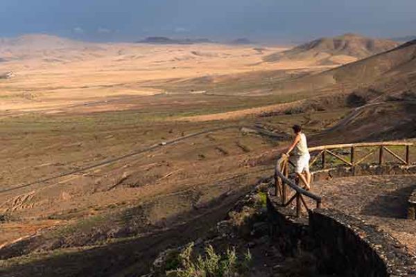 Una persona en un mirador