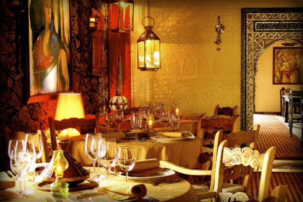 Mesas bien servidas en Casa Santa Maria